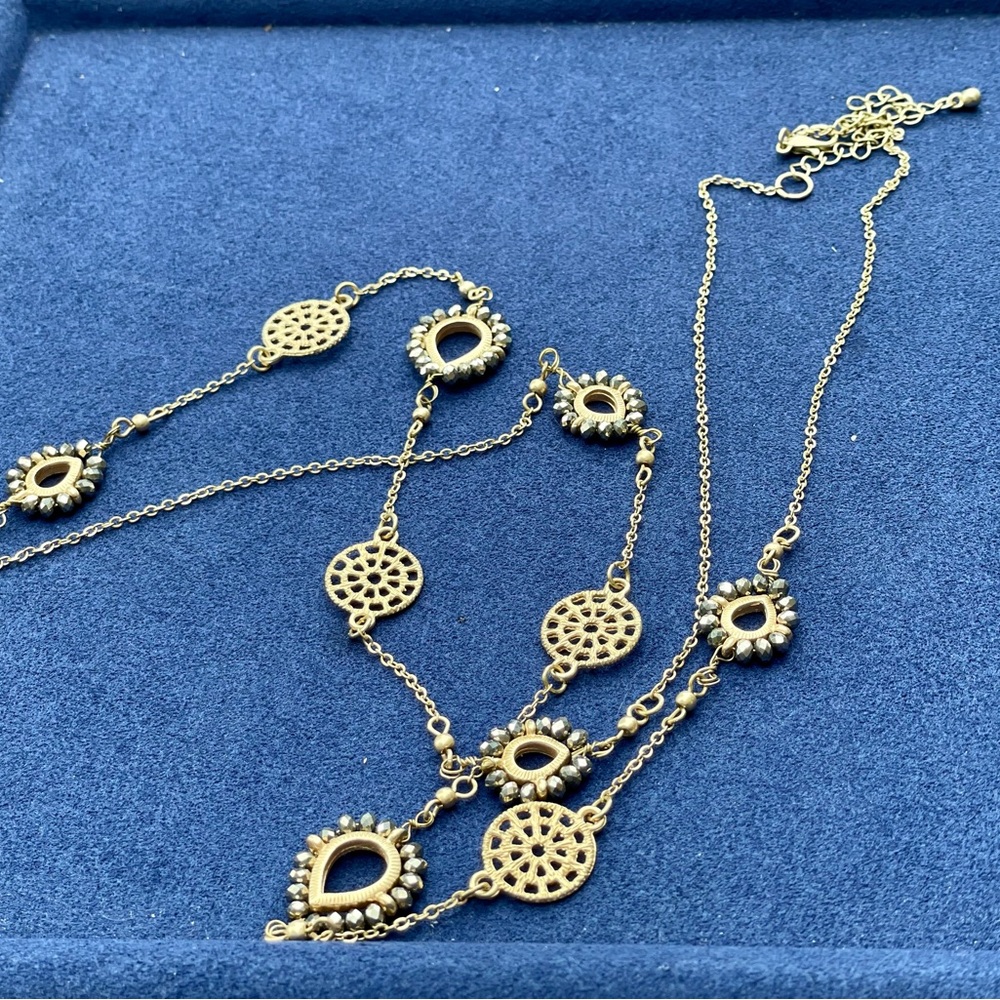 Cato -Long gold neckless that is two toned